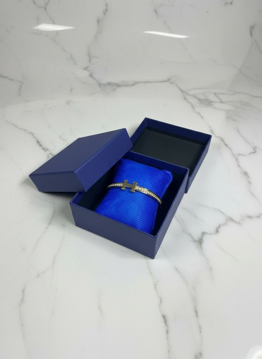 سوار H الأيقوني